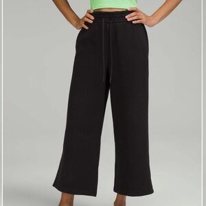 Lululemon Loungeful High-Rise Wide Leg Crop
Black size 14